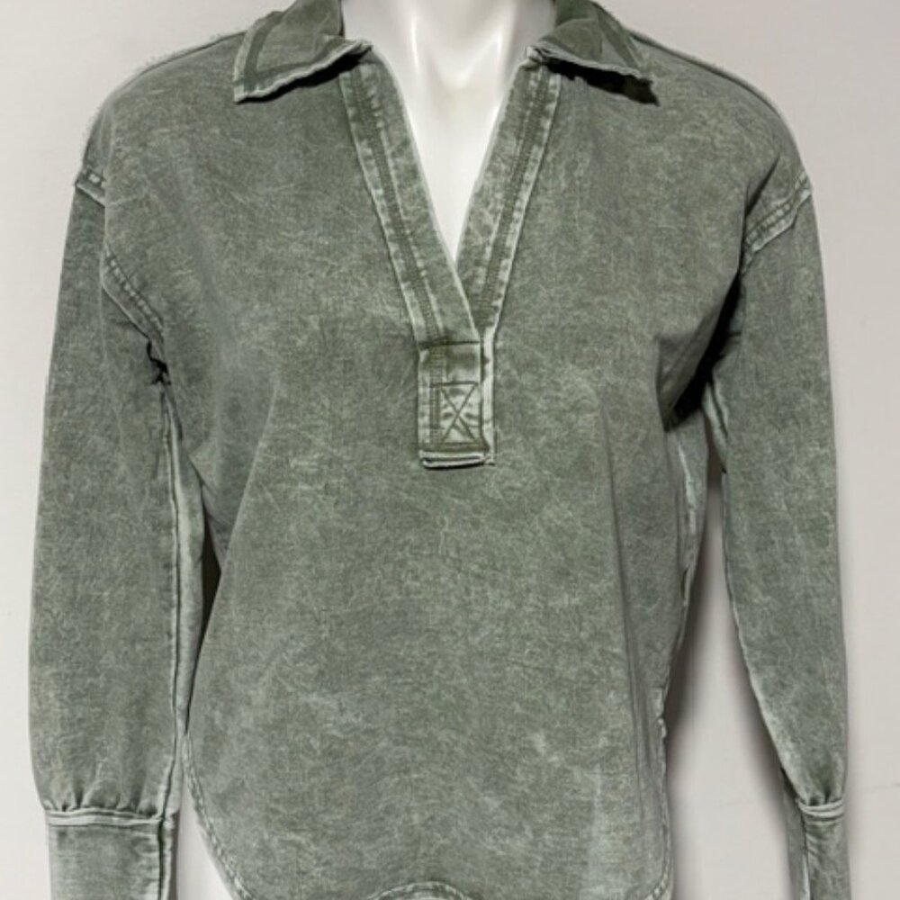 BLU PEPPER GREEN V-NECK DISTRESSED PULLOVER TOP XS